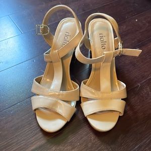 Color: cream and gold  brand: rialto size 8 womens size